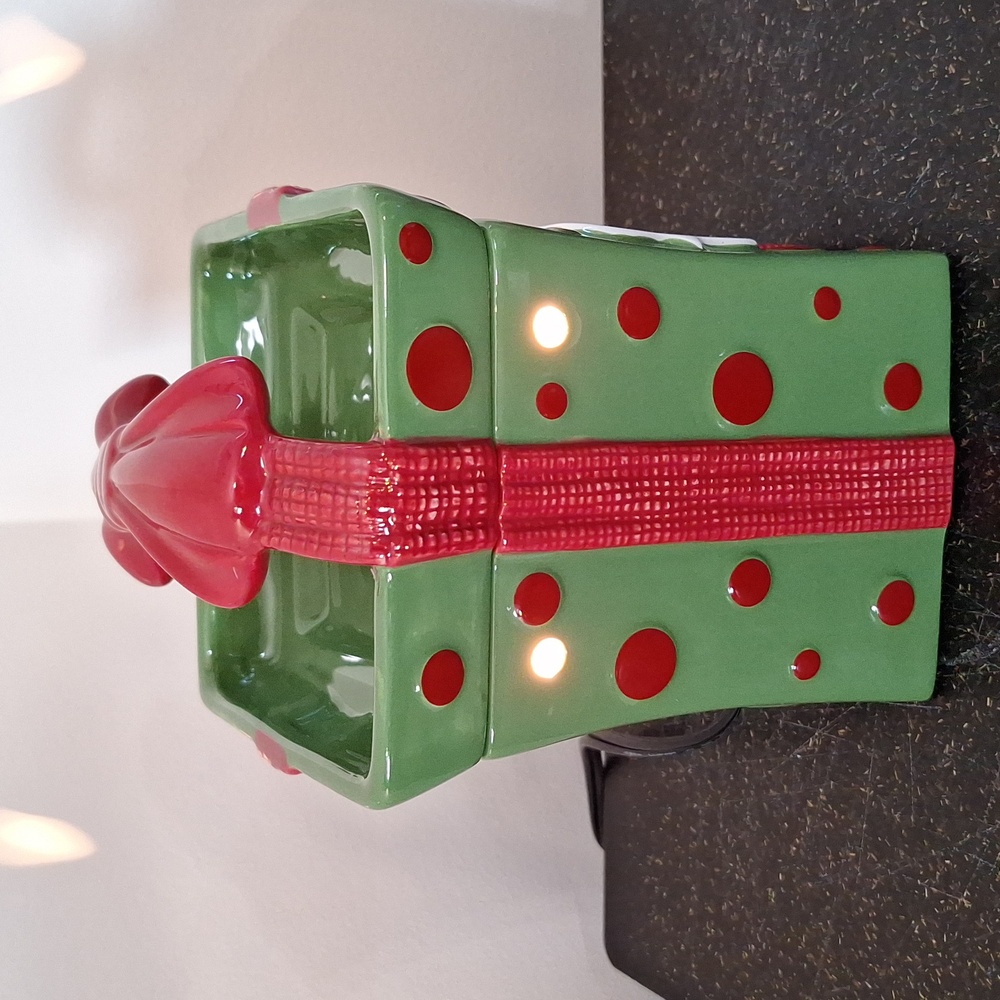 #AAB Scentsy warmer Model DSW-ALLW Happy Holidays  retired. All wrapped up - Picture 3 of 9